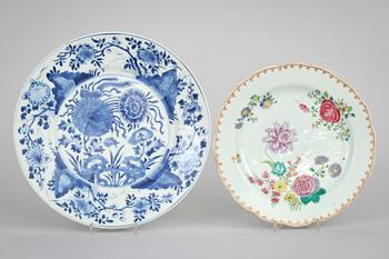 TALLRIK och FAT, porslin, Kina. Kangxi och Famille Rose, 1700-tal.