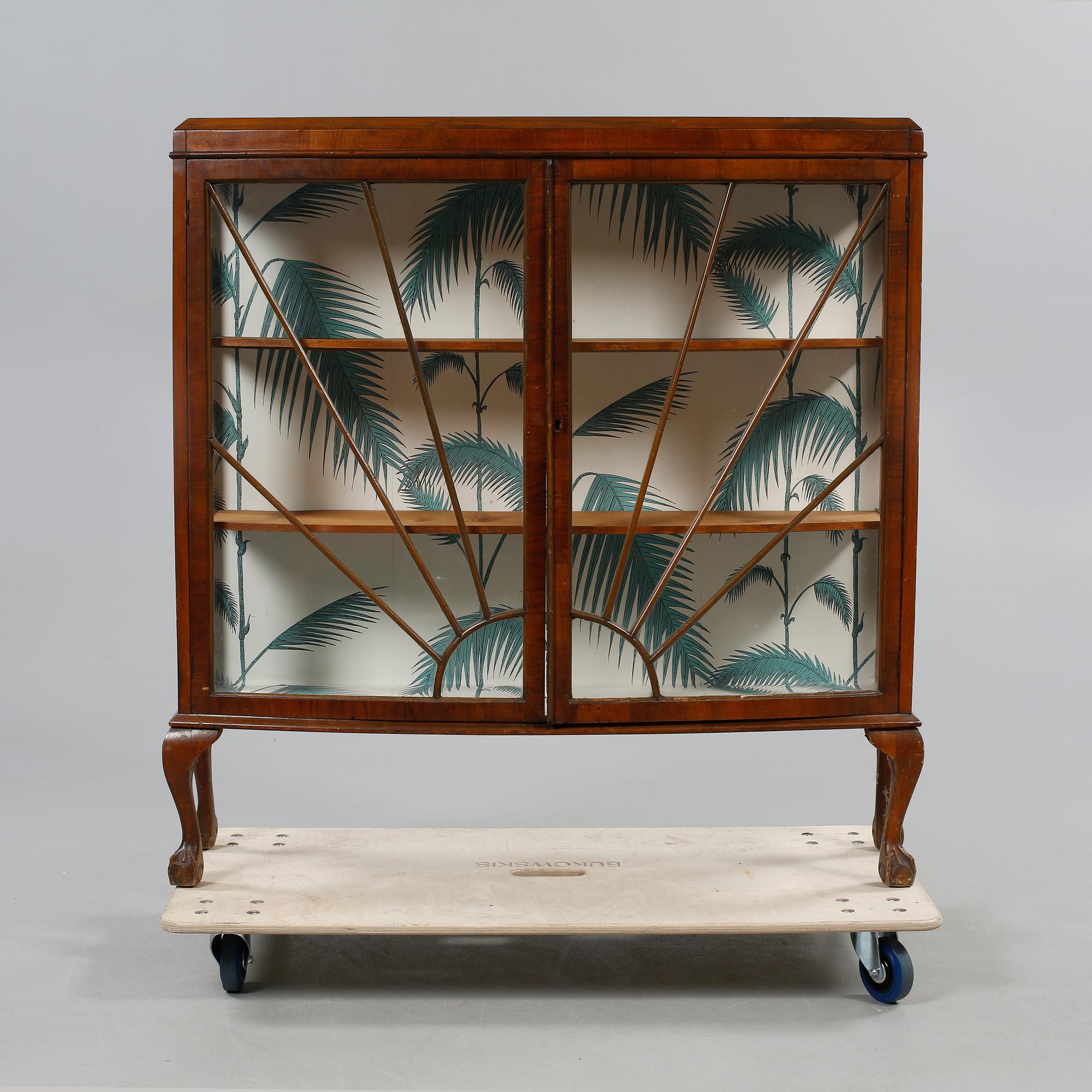 VITRINSKÅP, 1900-talets första hälft.