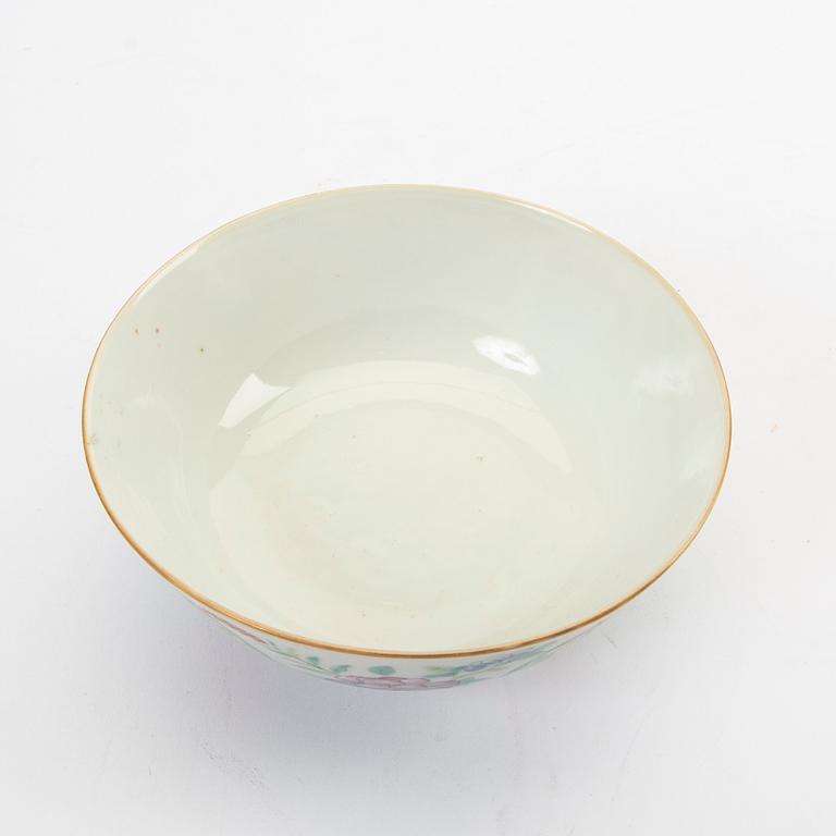 A Chinese porcelain bowl 19th century.