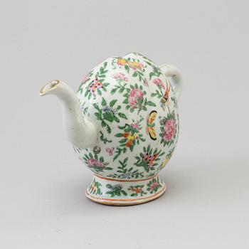 A Chinese cadogan tea pot, Canton, Qing dynasty, 19th Century.