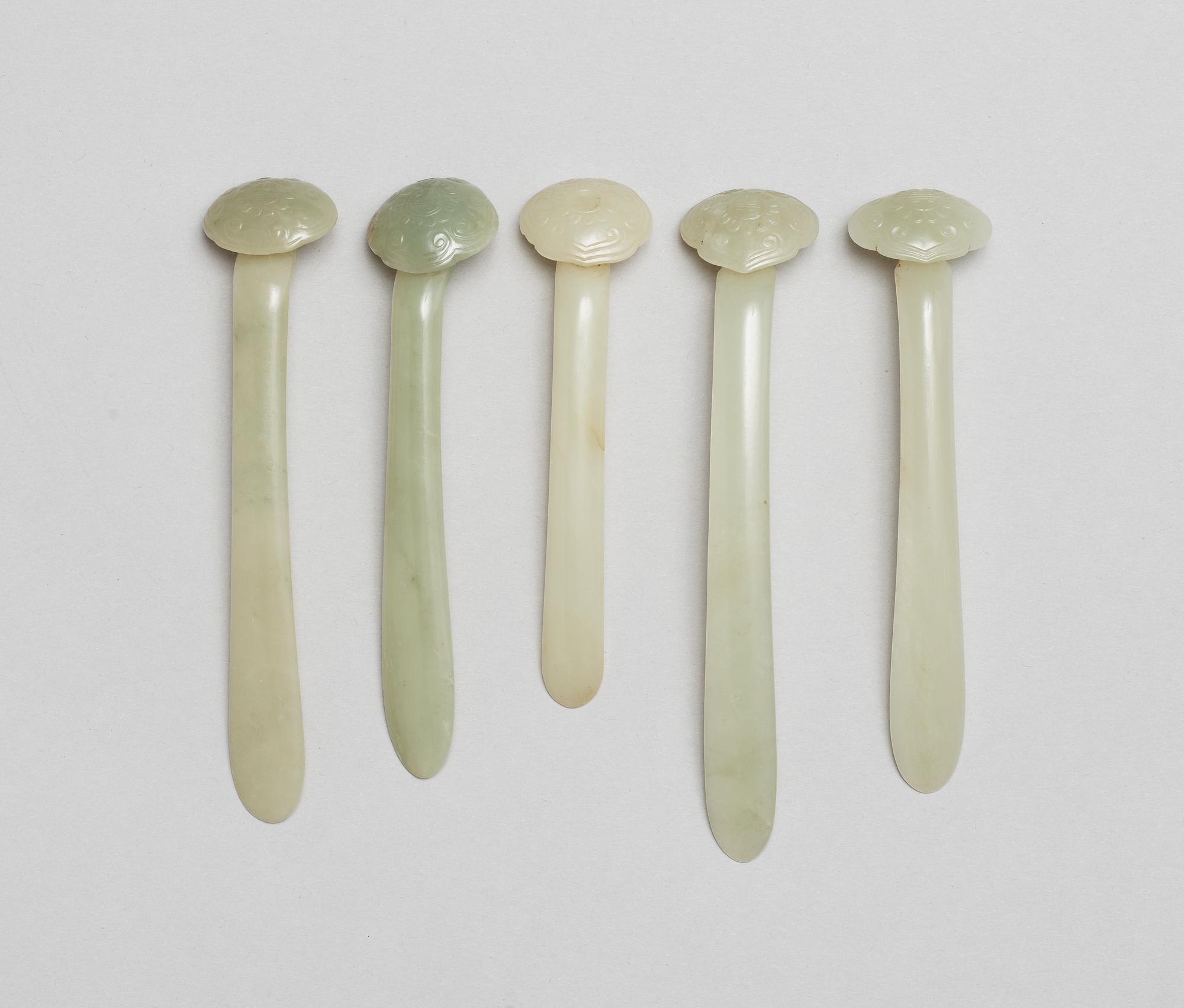 HÅRNÅLAR/RUYISTAVAR, fem stycken, nefrit. Qing dynastin.