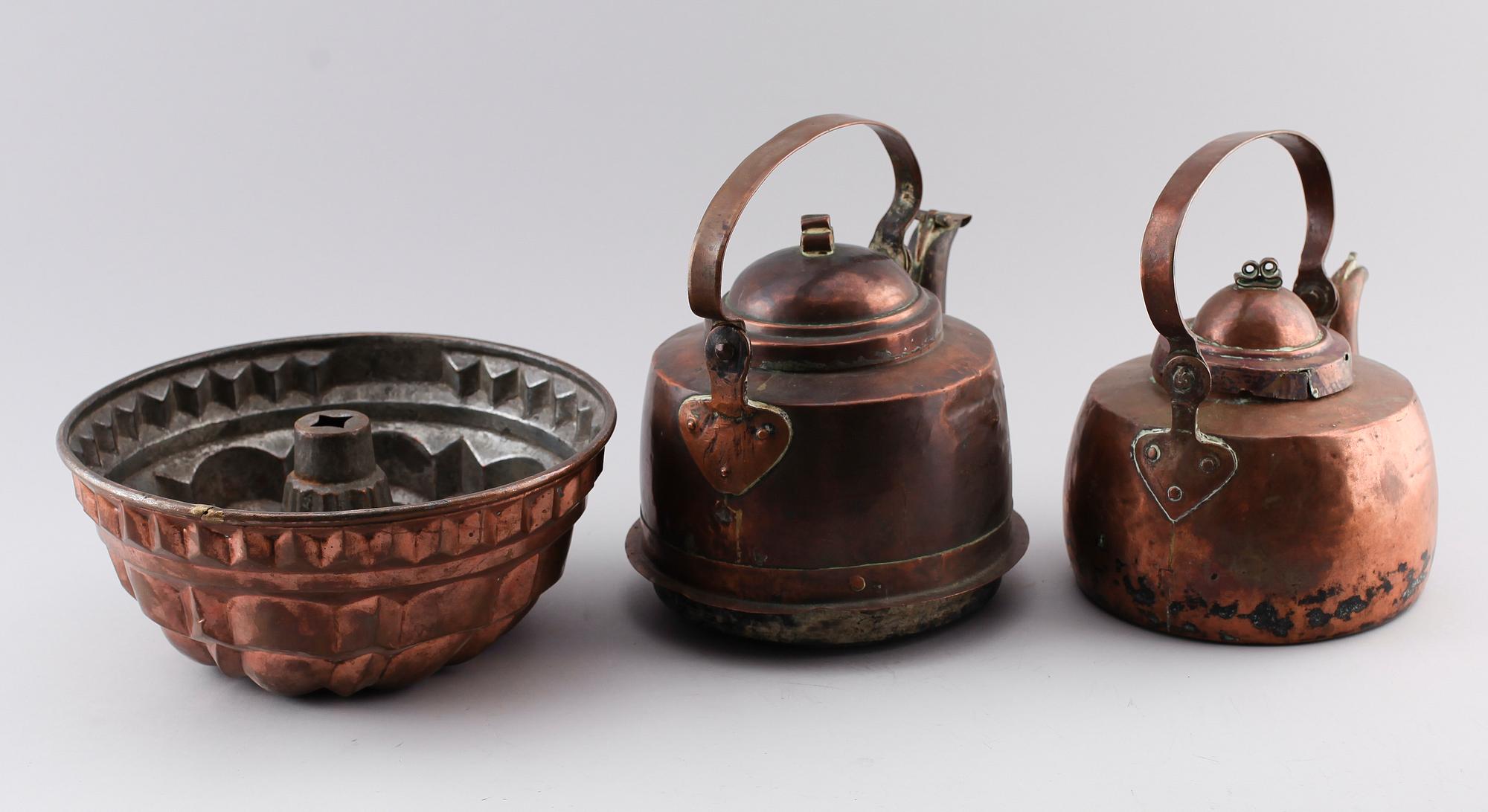 KAFFEPANNOR, 2 st samt ALADÅBFORM, koppar, 1800-tal.