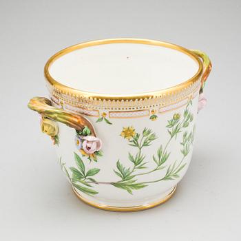 VINKYLARE, porslin. "Flora Danica" Royal Copenhagen.