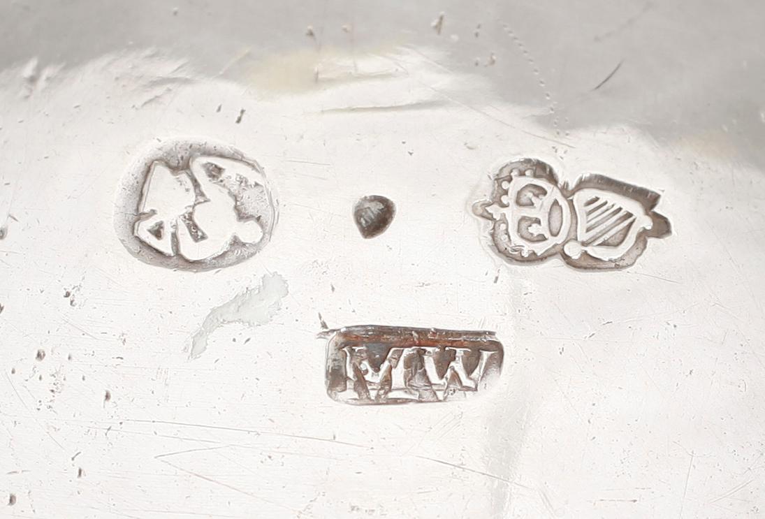 MUGG, silver, Matthew West, Dublin, 1700-talets andra hälft. Vikt ca 236 gram.