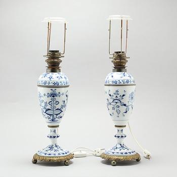 A pair of "Zwiebelmuster" lamps, made by Meissen in the first half of the 20th century.