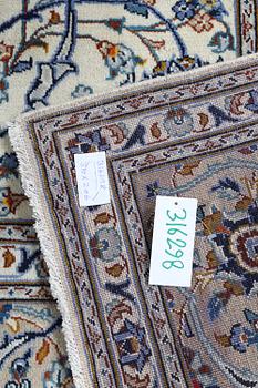 A carpet, Kashan, ca 310 x 206 cm.