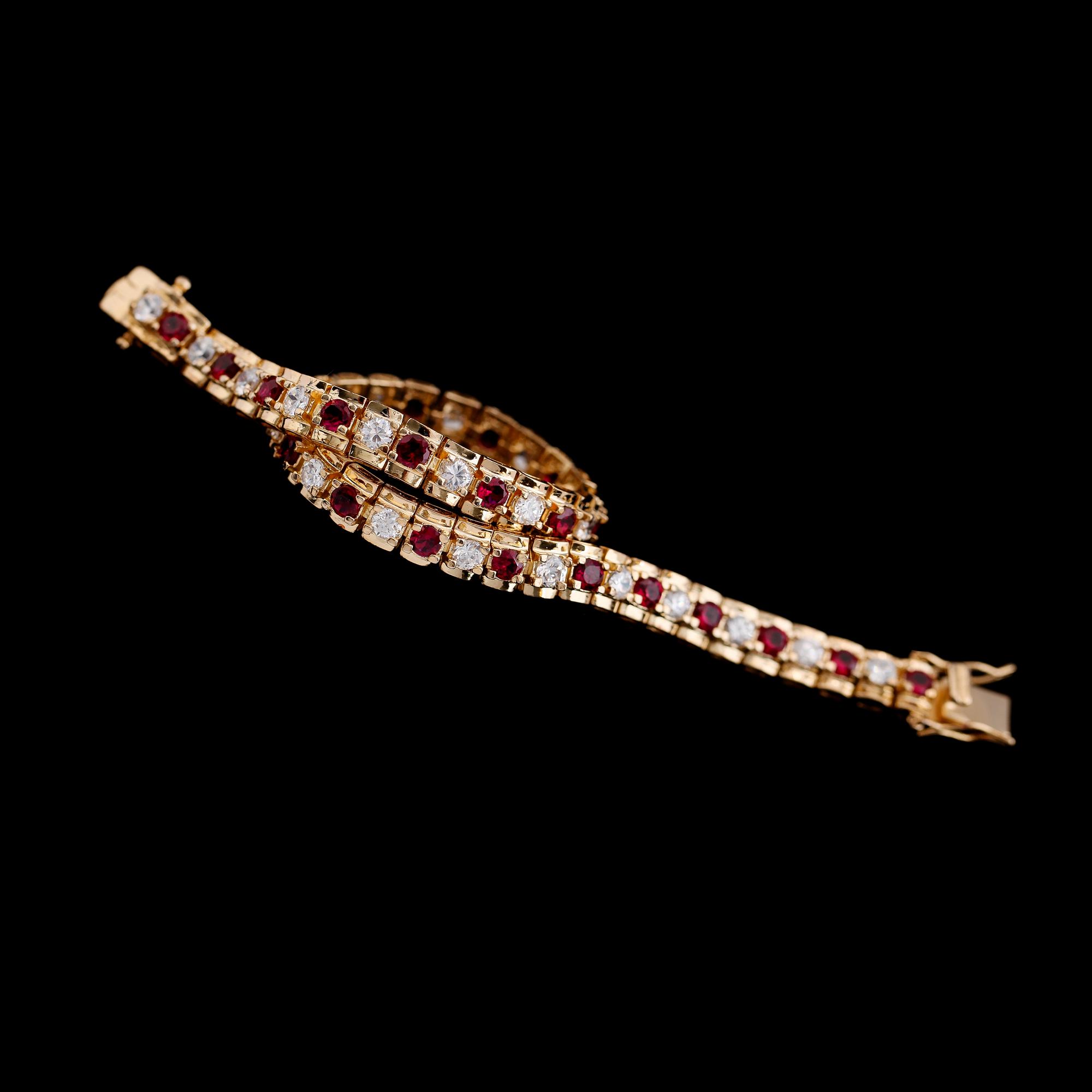 ARMBAND, förgyllt sterlingsilver, granater tot ca 2.89 ct, vita topaser tot ca 2.89 ct.
