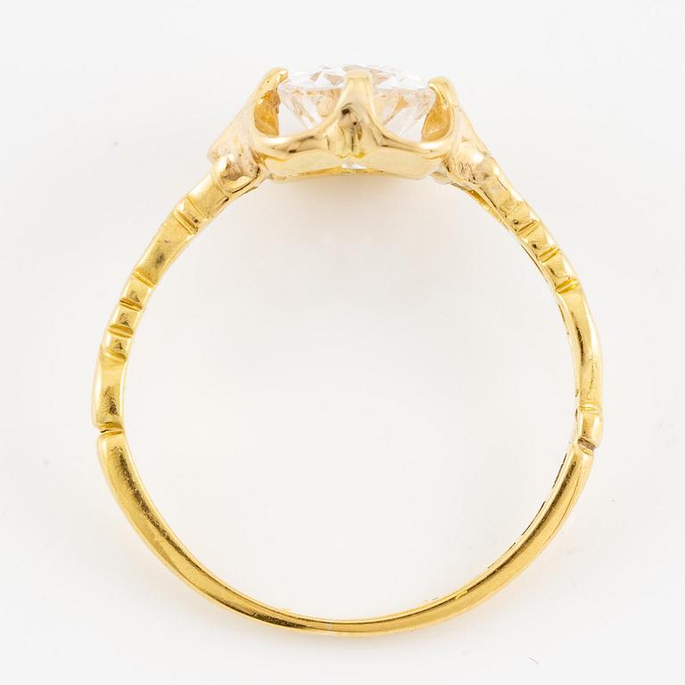 A ring in 18K gold with an old-cut diamond.