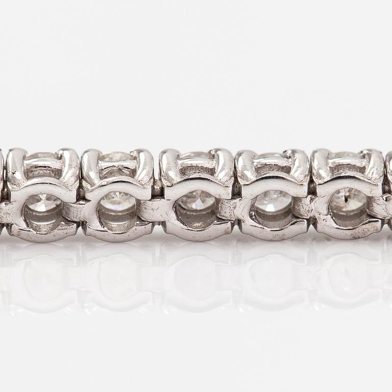 Tenniskaulakoru/-rannekoru, 14K valkokultaa ja timantteja n. 6.96 ct yht. AIG todistuksella.
