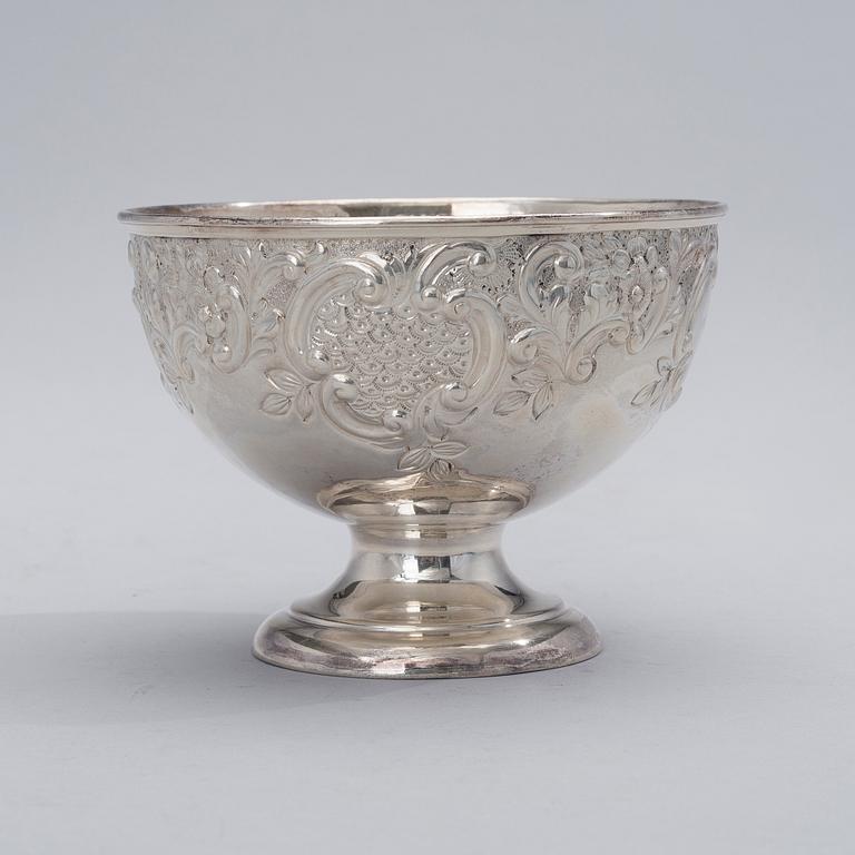 A BOWL, sterling silver, Henry Hutton Bourne, Birmingham 1901. Weight 124 g.