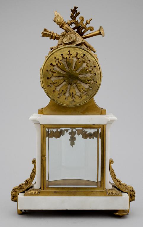 BORDSPENDYL, mässing, marmor, Louis XVI-stil, urverket märkt Lenzkirch, tidigt 1900-tal.