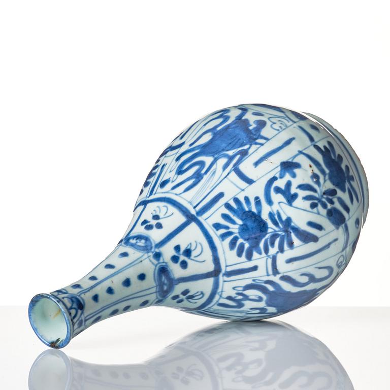 A blue and white flask, Ming dynasty, Wanli (1572-1620).