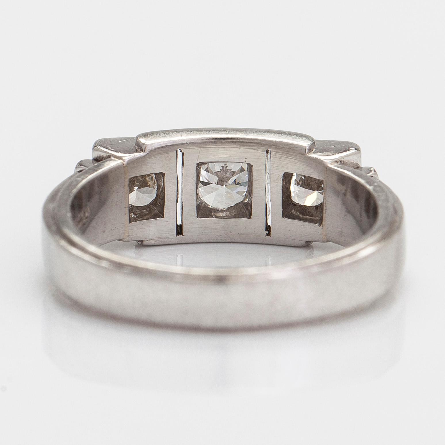 A.Tillander, ring, trestensring, platina med briljantslipade diamanter totalt ca 1.18 ct.