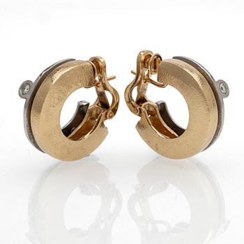 Ole Lynggaard, Earrings, a pair, 18K gold and white gold with brilliant-cut diamonds.