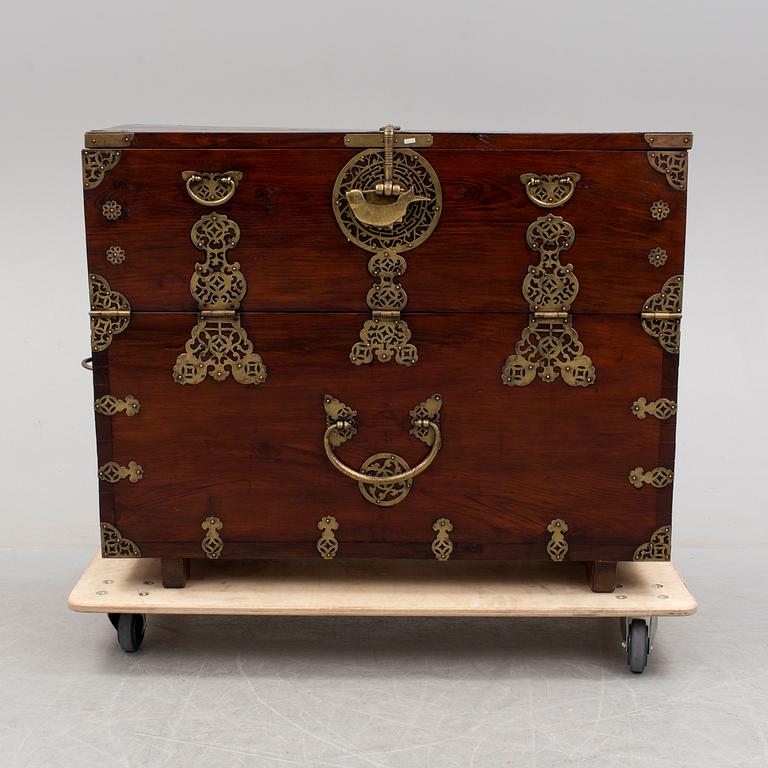 A Korean blanket chest. 19th Century.