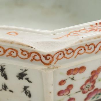 A pair of porcelain Chinese jarndiniere / flowerpots, late Qing dynasty.