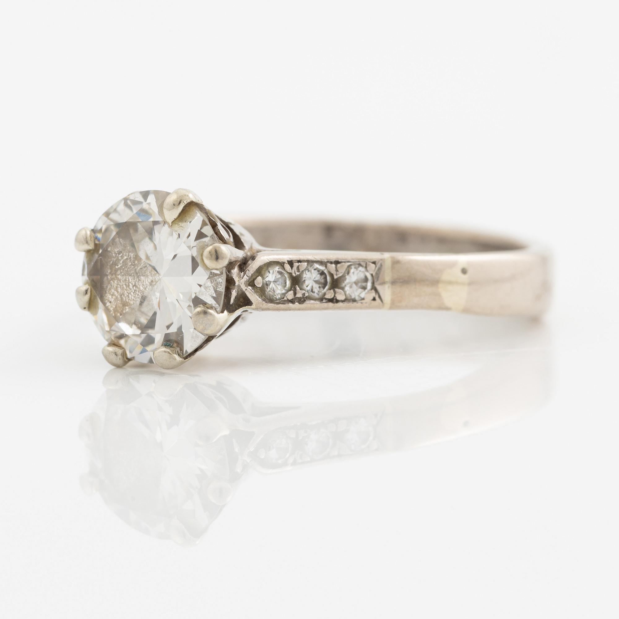 Ring in 18K white gold set with a brilliant-cut diamond.