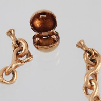 ARMBAND, 18K guld, en berlock med briljantslipad diamant, Ole Lynggaard.