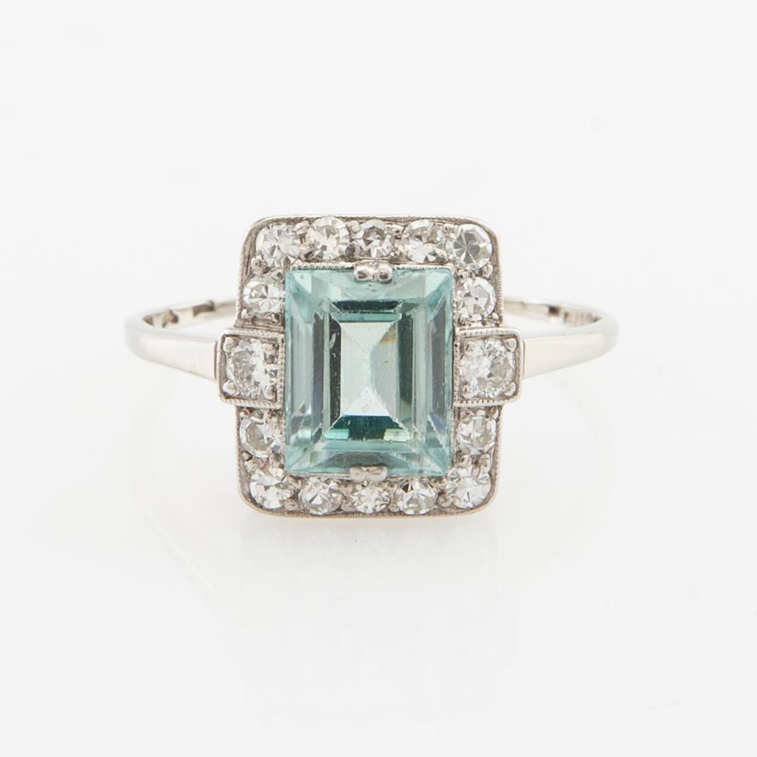 Ring 18K white gold set with a light blue zircon, as well as round brilliant and single-cut diamonds.