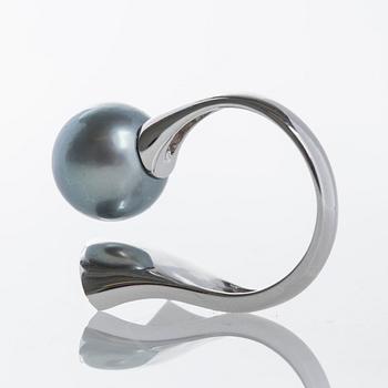 RING, 18K vitguld med odlad tahitipärla samt briljantslipade diamanter ca  0.12 ct.