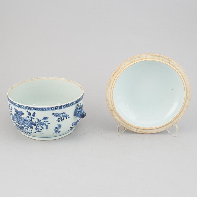 A blue and white tureen with cover, Qing dynasty, Qianlong (1736-95).