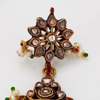 An Indian demi parure comprising a necklace and a pair of earrings.