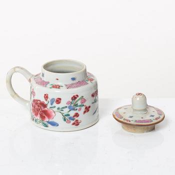 Tedosor, tre stycken, samt senapsburk med lock, porslin. Qing dynastin, Qianlong (1736-95).