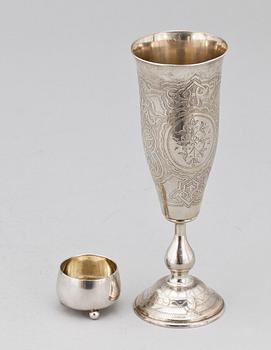 SALTKAR SAMT POKAL, silver, troligen Ryssland, 1868 till omkring sekelskiftet 1900. Totalvikt ca 140 gram.