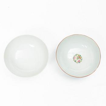 Skålar, två stycken, porslin. Sen Qingdynasti/tidigt 1900-tal.