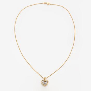 An 18K gold necklace with a heart shaped pendnat with diamonds ca. 0.09 ct in total.