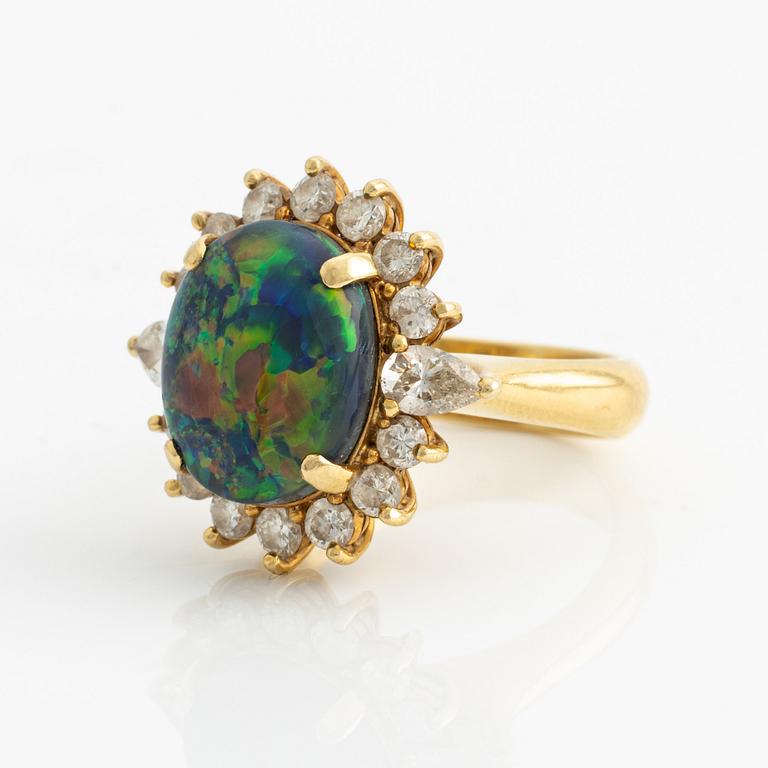 Ring, guld opal och briljant- och droppslipade diamanter.