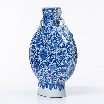 Miniatyrer, fem stycken, porslin. Qingdynastin, 1700-tal.