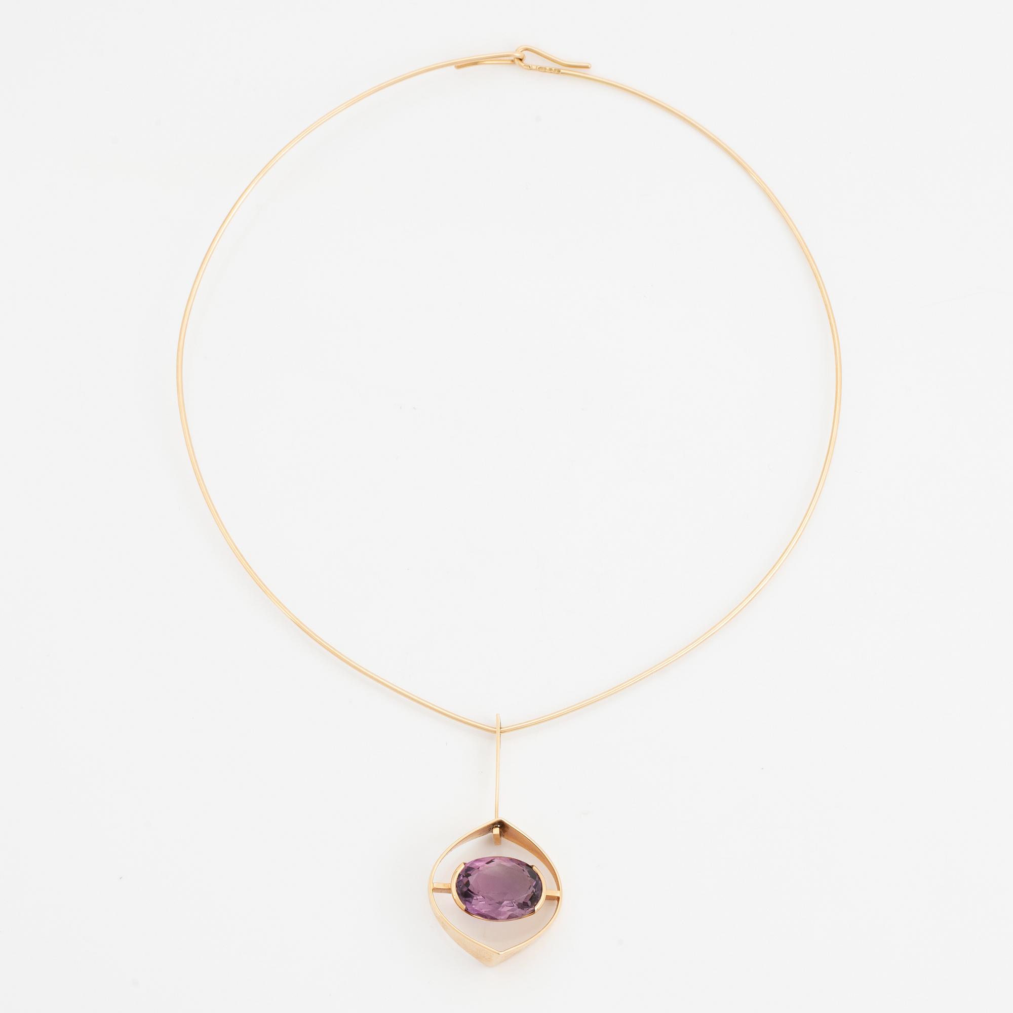 Elis Kauppi, A 14K gold necklace with an amethyst. kupittaan kulta, Turku 1962.