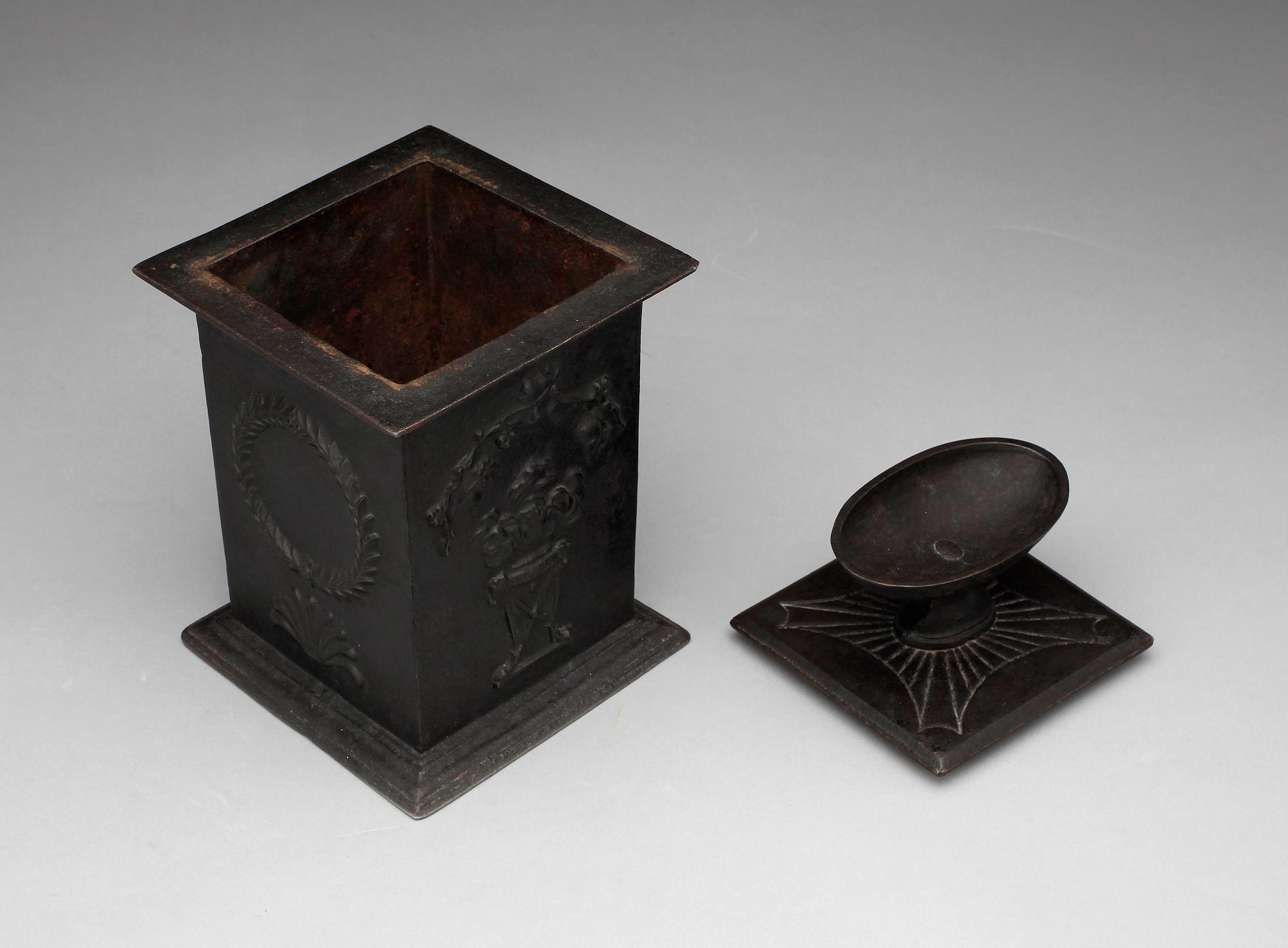 TOBAKSBURK, gjutjärn, empire, Hällefors Bruk, märkt HF i godset, 1800-talets första hälft.