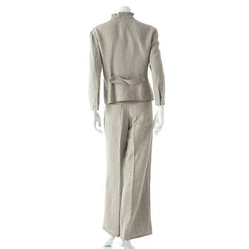 ARMANI COLLEZIONI, a two-piece suit concisting of a jacket and pants in beige lin and ramie.