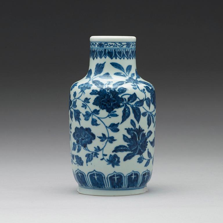 A blue and white vase, Qing dynasty, 19th Century.