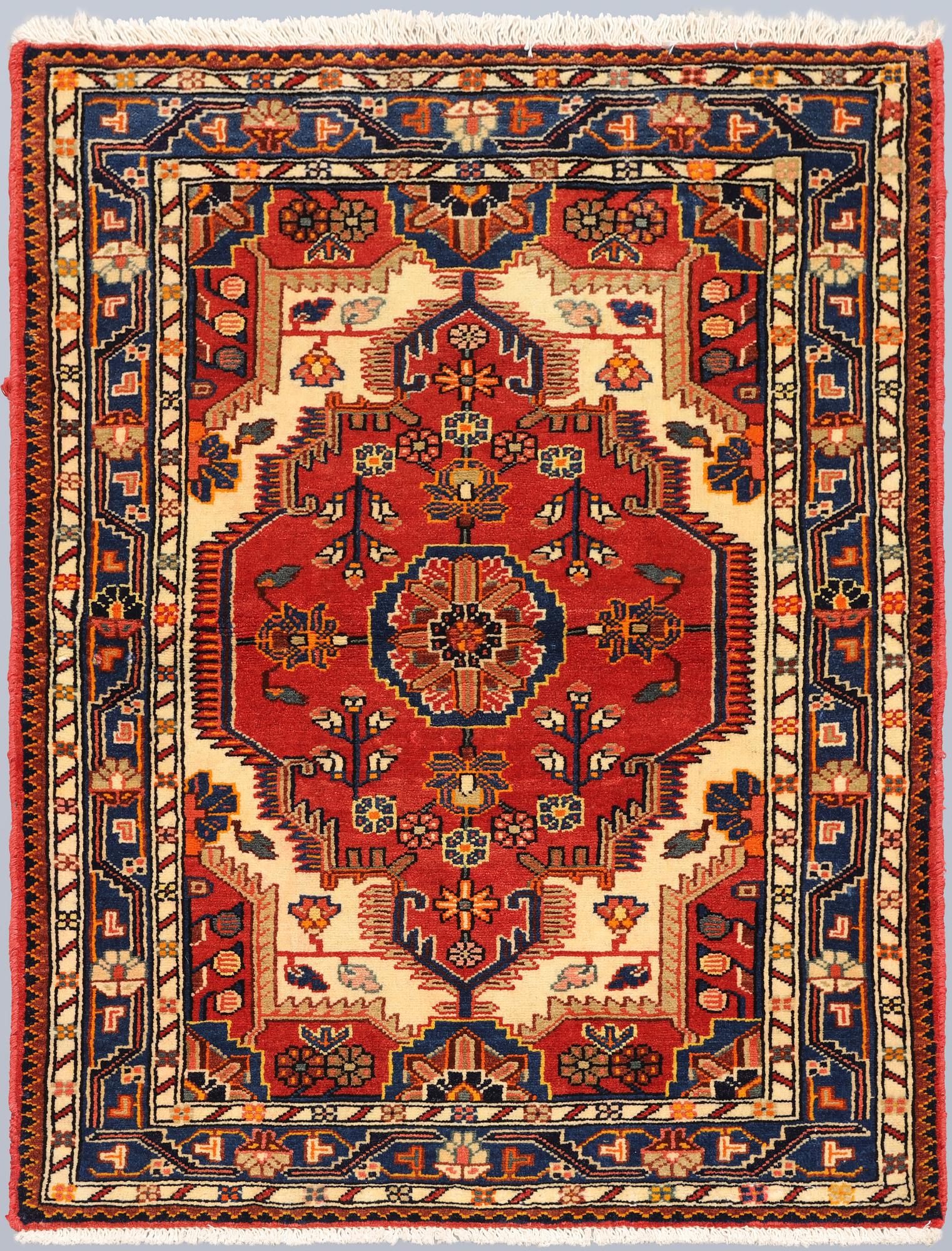 A Hamadan rug, approx. 118 x 90 cm.