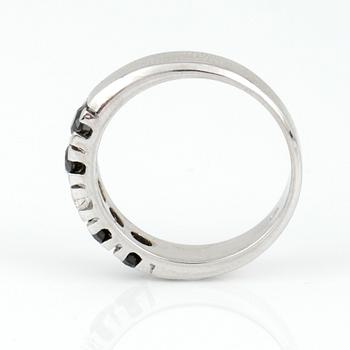 RING, 14K vitguld med svarta briljantslipade diamanter tot ca 0,58 ct och briljantslipad diamant 0,12 ct. Vikt 4,60 g.