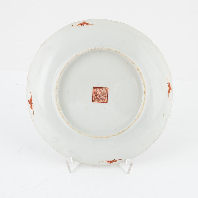 A famille rose dish, late Qingdynasty/early 20th Century.