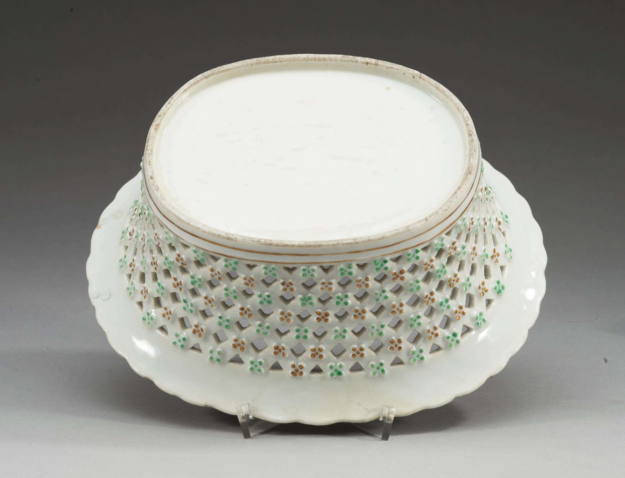 GALLERKORG, vapenporslin. Qing dynastin, Qianlong (1736-95) ca 1770.