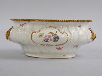 TERRINUNDERDEL. Porslin. Meissen. 1700-tal.