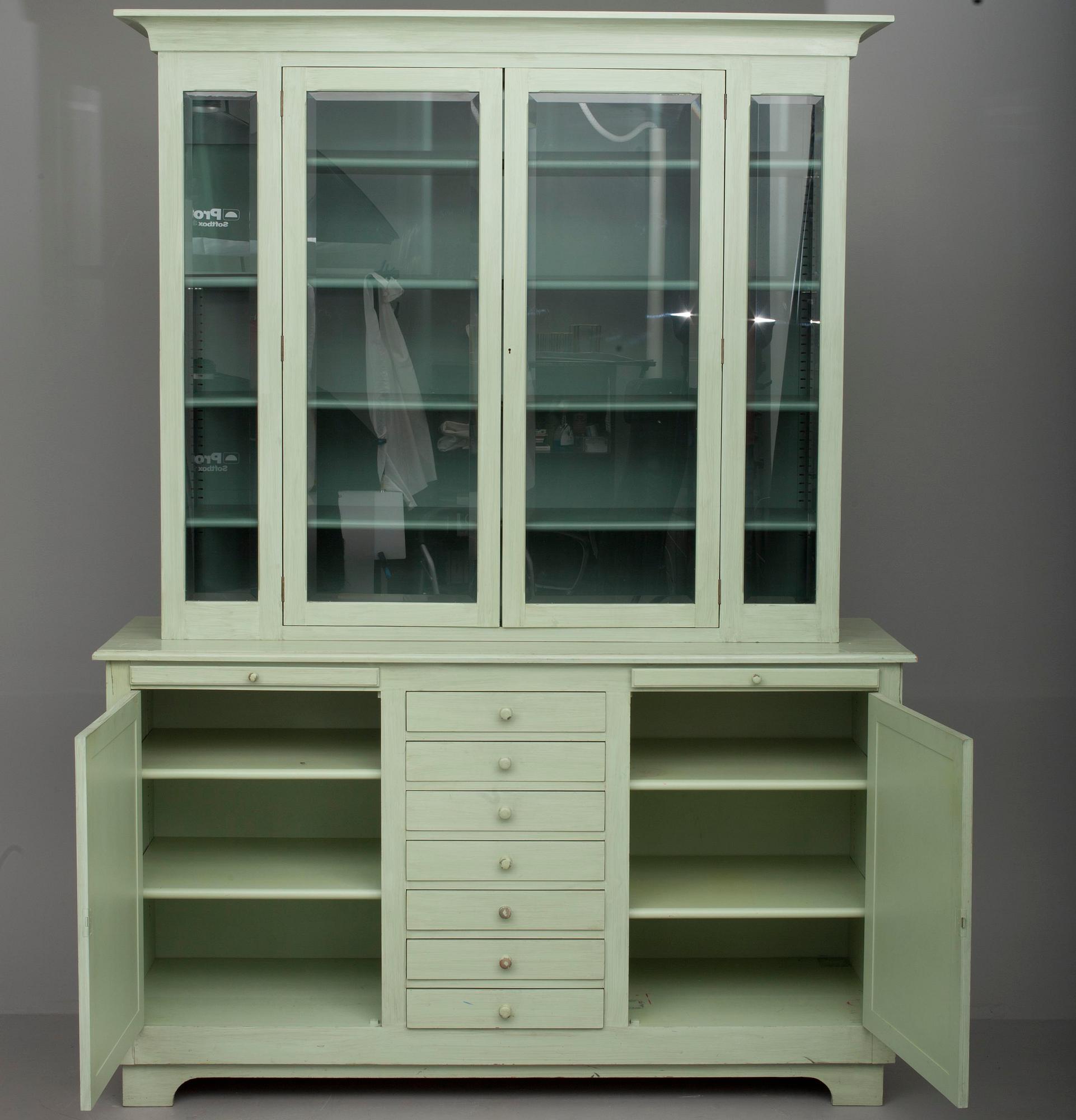 VITRINSKÅP, beställningsarbete av Halstead & Fowler, Cabinet Makers, England 1990-talets slut.