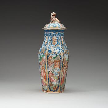402. A finely painted famille rose jar with cover, Qing dynasty, Qianlong 1736-1795).
