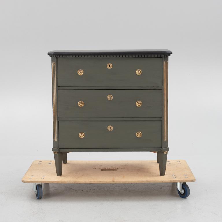 Chest of drawers, Gustavian style, first half of the 20th century.