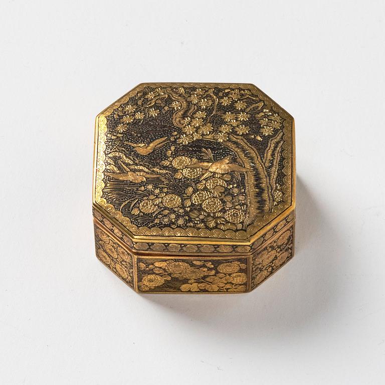 A Japanese gilded box, 19th century.