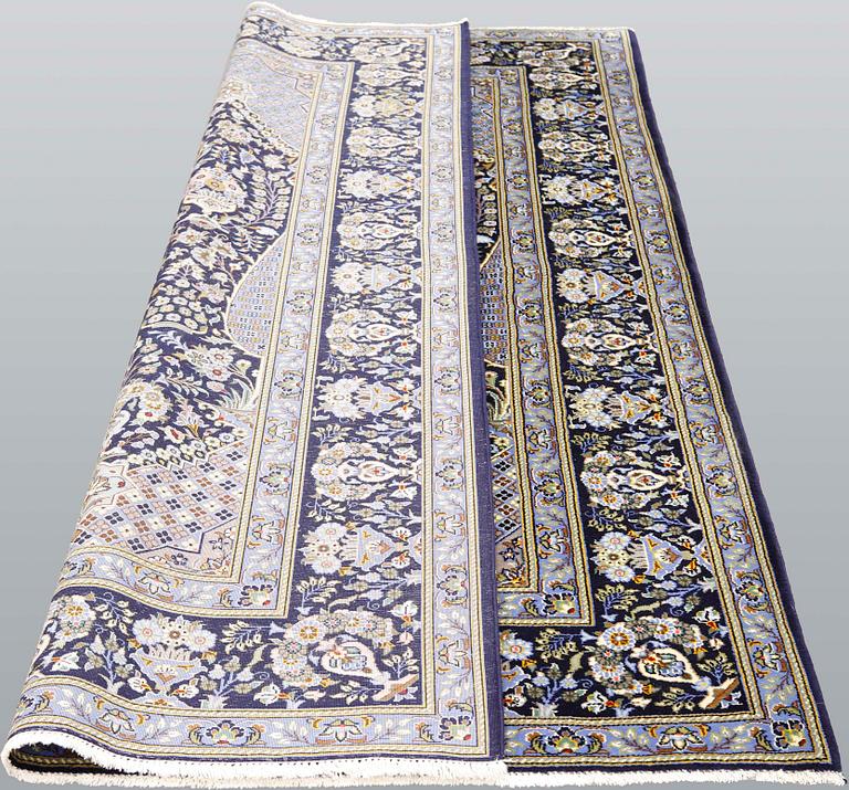 A Kashan rug, ca 206 x 143 cm.