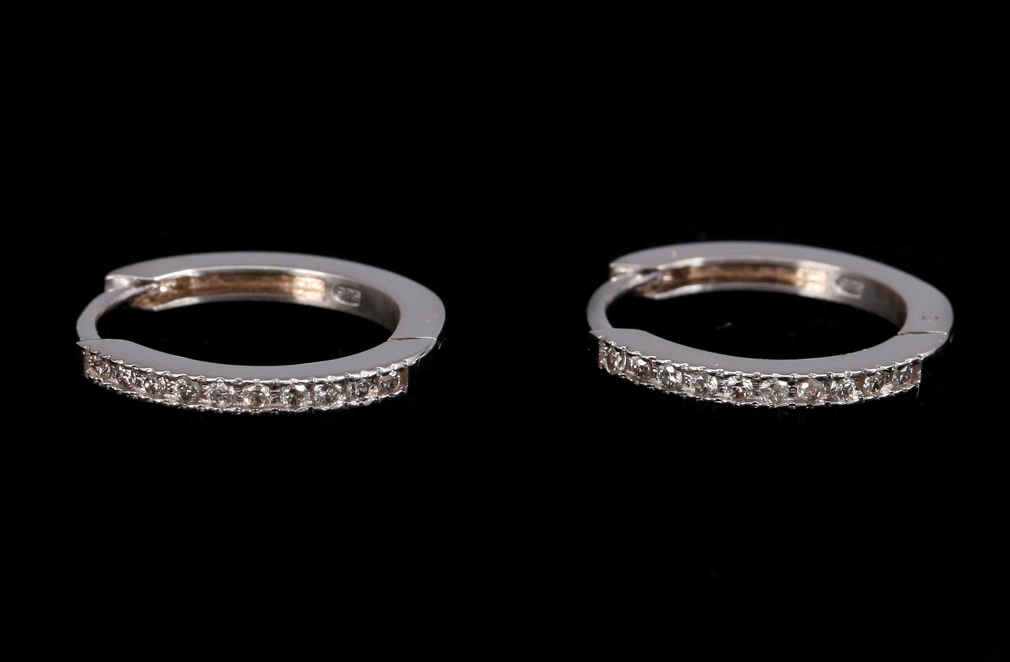 ÖRHÄNGEN, ett par, 14k vitguld med diamanter tot 0,20ct. Vikt ca 2,2 gram.