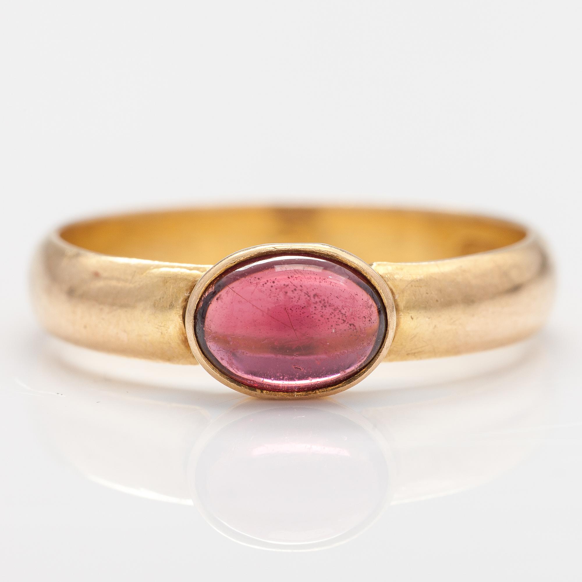 RING, 18K guld, granat. Westerback, Helsingfors 1969.