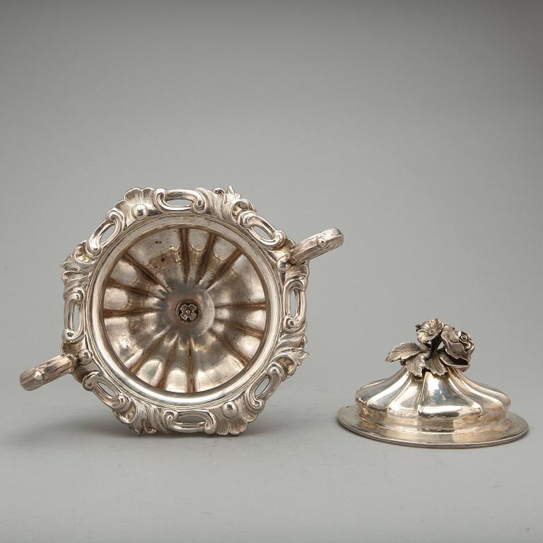 SOCKERSKÅL, silver, Gustaf Möllenborg, Stockholm, 1850. Vikt: ca 1212 gram.
