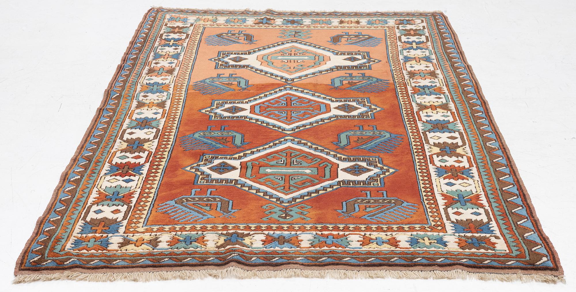 An Ardabil carpet, approx. 265 x 163 cm.